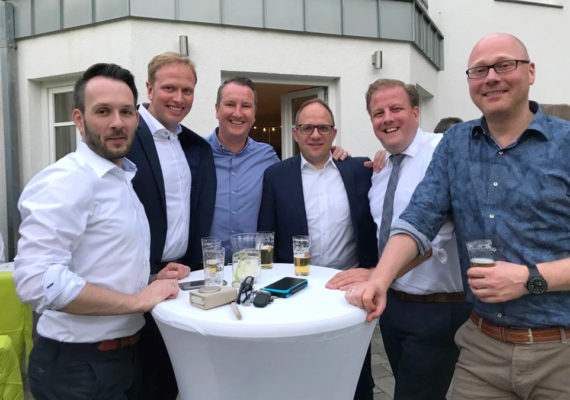 Ein Stammtisch in zweiter Generation, denn auch unsere Väter treffen sich regelmäßig auf ein Bier.